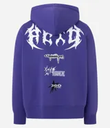 Canguro de algodón con felpa en color lila, con capucha ajustable, cierre frontal de cremallera y bolsillos delanteros. Presenta estampados de lettering en la espalda con diseños de estilo urbano.