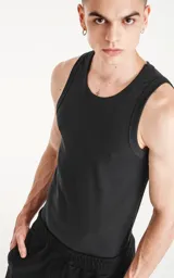 Musculosa básica negra de tela Morley con corte slim-fit.