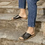 Sandalias bajas de cuero vacuno color negro, con suela de goma y horma de punta redonda. Producto de horma chica, se recomienda pedir un talle más.