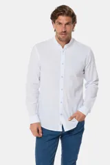 Camisa celeste a rayas de lino, con cuello mao y corte slim.