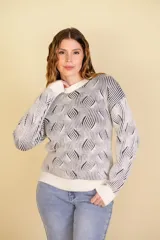 Buzo tejido color blanco con diseño en relieve de líneas verdes.