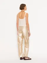 Pantalón dorado de corte recto con bolsillos delanteros y traseros.