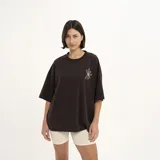 Remera marrón de corte holgado con estampado de flores en el pecho.