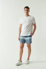 Short de baño con cintura elástica y cordón ajustable, con dos bolsillos laterales y uno trasero. Diseño a rayas horizontales en tonos de azul.