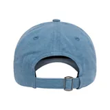 Gorro azul de gabardina con visera curva y correa trasera ajustable.