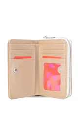 Billetera mediana negra con cierre alrededor y detalles en verde flúor. Interior con visor, tarjeteros y bolsillos. Compartimento posterior con cierre metálico, incluye bolsillos y monedero con cierre.