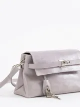 Cartera de cuero vacuno color marrón oscuro, estilo baguette o hombro, con solapa frontal y cierre de torniquete metálico dorado. Incluye un llavero colgante con un candado pequeño.