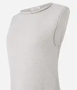 Blusa de punto color beige, sin mangas, con escote redondo y bajo asimétrico.