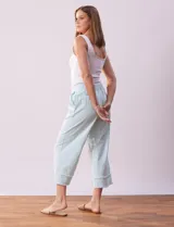 Pantalón capri de algodón a rayas verticales celestes y blancas, marca Ruby Rd. Tiene pretina con botón y cierre, pretina trasera elastizada, bolsillos delanteros y traseros, y terminación de ruedo desflecado.