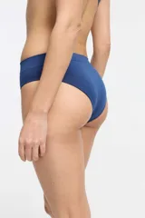 Bombacha de bikini azul con diseño de olas y tiro medio, confeccionada en microfibra seamless con fundillo 100% algodón.