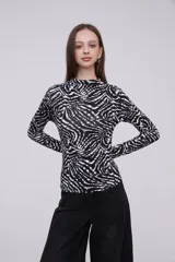 Remera de manga larga con estampado abstracto en blanco y negro, de corte ajustado.
