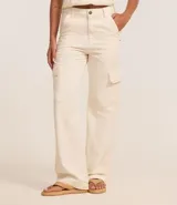 Pantalón cargo color verde militar, de corte recto y tiro alto. Presenta bolsillos laterales con solapa y ajuste con botón.