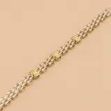 Pulsera de plata con eslabones rectangulares y detalles en oro.