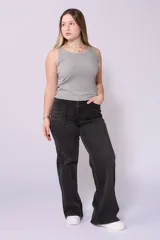 Pantalón de jean wide leg color negro con tiro alto y bolsillos delanteros y traseros.