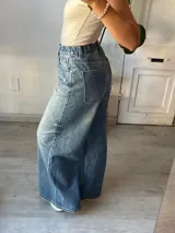Pantalón de jean celeste, corte wide leg, con cintura elastizada.