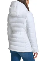 Campera puffer blanca con capucha, cierre frontal con cremallera, dos bolsillos laterales con cierre y logo de la marca en el brazo.