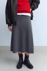 Falda midi gris de tiro alto con cintura elástica y corte evasé.