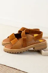 Sandalias marrones con tiras de cuero y suela track.