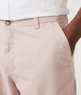 Bermuda masculina de sarga color rosado, con corte recto y bolsillos laterales.