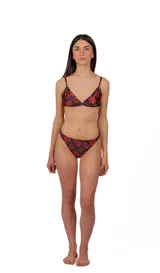 Conjunto de bikini negro con estampado de flores rojas. El corpiño es de corte triangular con breteles finos y la bombacha es de tiro bajo.