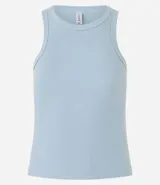 Musculosa básica verde claro de ribana de algodón con textura acanalada y cuello redondo.