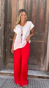 Pantalón de seda rojo de corte palazzo.