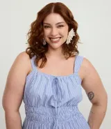 Vestido midi de tricolina con diseño de rayas celestes y blancas, escote cuadrado con lazo frontal, tirantes anchos y falda con volados escalonados.