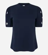 Blusa azul marino de algodón con cuello redondo y mangas cortas abullonadas con bordado floral.