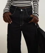 Pantalón wide leg de mujer marca Blue Steel, color negro, confeccionado en sarga de algodón. Cuenta con cintura fija con trabillas, cierre de cremallera, bolsillos laterales y bolsillo cargo incorporado.