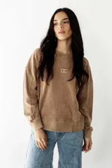 Buzo color marrón con cuello redondo y logo bordado en el pecho.