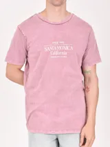 Remera negra con estampa rectangular con diseño abstracto de líneas blancas y texto "Break All The Rules New York City".