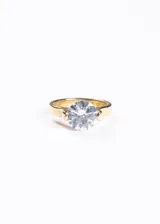 Anillo dorado de acero quirúrgico con una piedra blanca grande de 10mm.