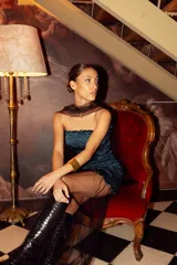 Vestido corto strapless color petróleo, con textura elástica fruncida y pieza de tul en el ruedo. Incluye cuello desmontable de tul.