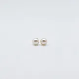 Par de caravanas de oro amarillo 18k con perlas de cultivo blancas. Cierre tipo tuerca a presión.