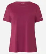 Remera deportiva blanca texturizada, con cuello redondo, manga corta, detalle reflectante y pliegue en la espalda.