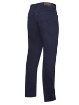 Pantalón de jean azul oscuro, corte recto, tiro medio, con cierre de botón y cremallera.