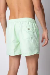 Short de baño verde agua con efecto desgastado, cintura elástica con cordón ajustable y bolsillos laterales.