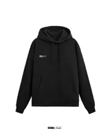Hoodie negro con capucha y cordones ajustables. Estampado en la espalda con ángeles armados y el logo de la marca Rona Studio.