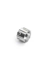 Anillo ancho de plata 925 con diseño geométrico en relieve.