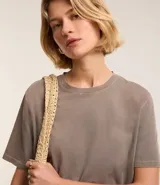 Blusa femenina confeccionada en algodón más sostenible, cuello redondo, manga corta con efecto desteñido.