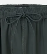 Bermuda masculina de tejido tecnológico color negro, con ruedo redondeado y cintura elástica con cordón interno. Presenta etiquetas aplicadas en la parte trasera y lateral.