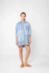 Camisa celeste con diseño patchwork en diferentes tonos de denim, corte recto, cuello clásico y mangas 3/4.