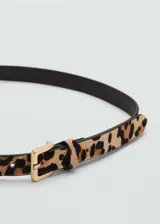 Cinturón de cuero con estampado de leopardo y hebilla metálica dorada de forma cuadrada.