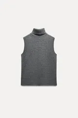 Top gris de cuello alto y sin mangas.