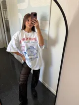 Remerón oversize color fucsia con estampa de pescado y texto en azul.