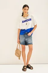 Remera blanca con recorte inferior azul y estampado frontal con la palabra 'AMOUR' en azul.