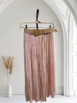 Pollera larga con forro y cinto de rafia.