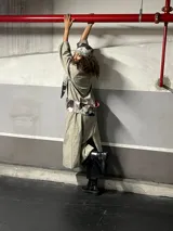 Capa estilo chaqueta oversized hecha con retazos de tela, combinando tejido pintado a mano y tul negro, con cuello tipo camisa y bolsillos.