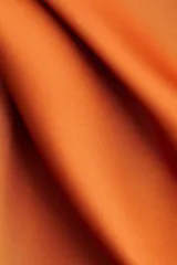 Pollera midi color naranja de tejido fluido con caída suave, elástico oculto en la cintura y bajo con leve vuelo.