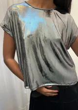 Blusa de manga corta con acabado de lurex en tono plateado, con un diseño suelto y elegante.
